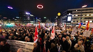 Über 25.000 Menschen sind in Bielefeld auf dem Jahnplatz zusammen gekommen, um gegen Rechtsextremismus zu demonstrieren.