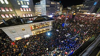 Über 25.000 Menschen sind in Bielefeld auf dem Jahnplatz zusammen gekommen, um gegen Rechtsextremismus zu demonstrieren.