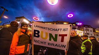 Über 25.000 Menschen sind in Bielefeld auf dem Jahnplatz zusammen gekommen, um gegen Rechtsextremismus zu demonstrieren.