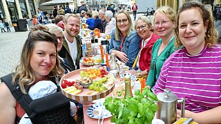 Künstler beim Kaffee-Klatsch in der Bielefelder Altstadt
