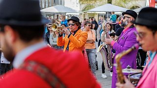 Künstler beim Kaffee-Klatsch in der Bielefelder Altstadt