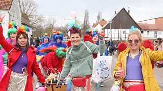 Willebadessen: Tausende Karnevalisten feiern in Peckelsheim den Rosenmontagsumzug