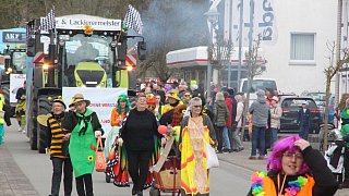 Willebadessen: Tausende Karnevalisten feiern in Peckelsheim den Rosenmontagsumzug