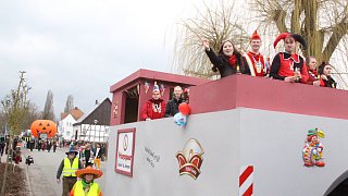 Willebadessen: Tausende Karnevalisten feiern in Peckelsheim den Rosenmontagsumzug