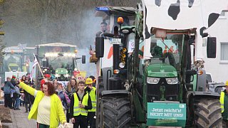 Willebadessen: Tausende Karnevalisten feiern in Peckelsheim den Rosenmontagsumzug