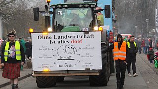 Willebadessen: Tausende Karnevalisten feiern in Peckelsheim den Rosenmontagsumzug