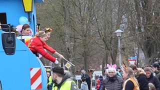 Willebadessen: Tausende Karnevalisten feiern in Peckelsheim den Rosenmontagsumzug