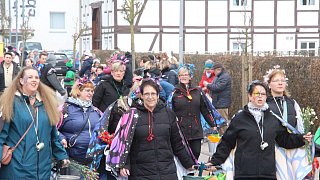 Willebadessen: Tausende Karnevalisten feiern in Peckelsheim den Rosenmontagsumzug