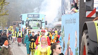 Willebadessen: Tausende Karnevalisten feiern in Peckelsheim den Rosenmontagsumzug