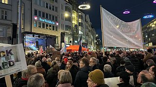 Über 25.000 Menschen sind in Bielefeld auf dem Jahnplatz zusammen gekommen, um gegen Rechtsextremismus zu demonstrieren.