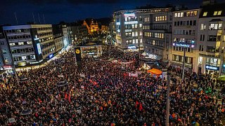 Über 25.000 Menschen sind in Bielefeld auf dem Jahnplatz zusammen gekommen, um gegen Rechtsextremismus zu demonstrieren.