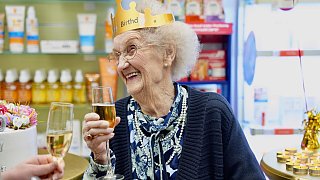 Überraschungsparty für 100-jährige Anneliese Kresse in der Apotheke