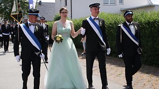 Schützenfest in Daseburg: Teilnehmer und Gäste strahlen mit der Sonne um die Wette.