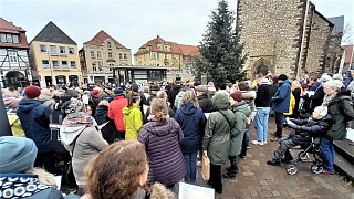 Warburg: Weihnachtssingen der Erd-Charta-Ideenwerkstatt (ECI) auf dem Neustadt-Marktplatz