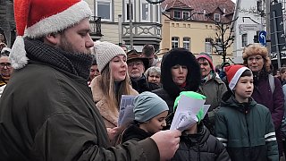 Warburg: Weihnachtssingen der Erd-Charta-Ideenwerkstatt (ECI) auf dem Neustadt-Marktplatz