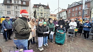 Warburg: Weihnachtssingen der Erd-Charta-Ideenwerkstatt (ECI) auf dem Neustadt-Marktplatz