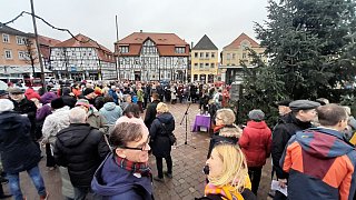 Warburg: Weihnachtssingen der Erd-Charta-Ideenwerkstatt (ECI) auf dem Neustadt-Marktplatz