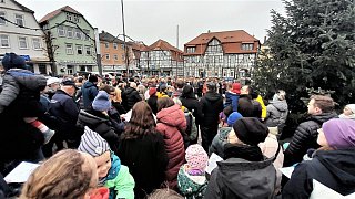 Warburg: Weihnachtssingen der Erd-Charta-Ideenwerkstatt (ECI) auf dem Neustadt-Marktplatz