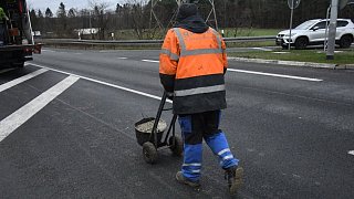 Betonlaster verliert in Schloß Holte seine Ladung