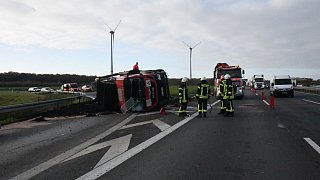 Lkw kippt auf der Autobahn 2 um