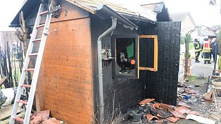 Gartenhaus steht in Flammen - etliche Notrufe bei der Feuerwehr