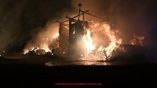 Scheunenbrand vernichtet Hunderte Strohballen - Warn-App ausgelöst