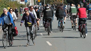 Radler und Jogger erobern autofreie Bundesstraße 61