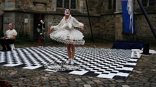 Theater mit Zirkuselementen