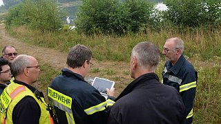 Feuerwehr und DLRG suchen an Baggersee nach Mann