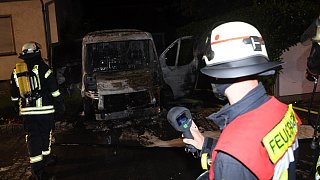 Feuerwehr löscht brennenden Transporter in Wiedenbrück