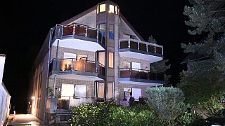 Feuerwehr löscht Feuer in Mehrfamilienhaus