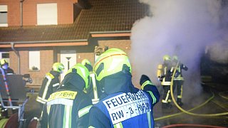 Feuerwehr muss Garagenbrand in Rheda-Wiedenbrück löschen