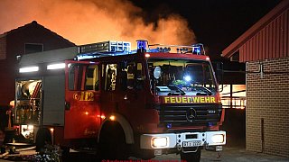 Scheunenbrand vernichtet Hunderte Strohballen - Warn-App ausgelöst