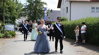 Schützenfest in Daseburg: Teilnehmer und Gäste strahlen mit der Sonne um die Wette.
