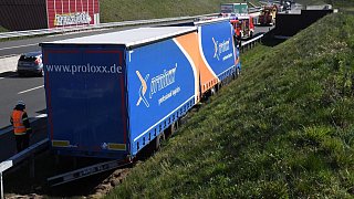 Lkw-Unfall blockiert A33 bei Steinhagen