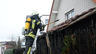 Gartenhaus steht in Flammen - etliche Notrufe bei der Feuerwehr