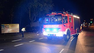 BMW prallt in Gütersloh gegen Buswartehäuschen