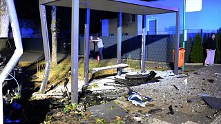 BMW prallt in Gütersloh gegen Buswartehäuschen