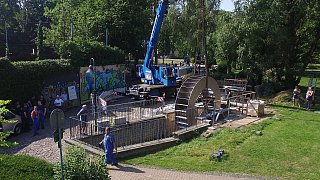 Paderborn: Einbau des Wasserrades im Paderquellgebiet