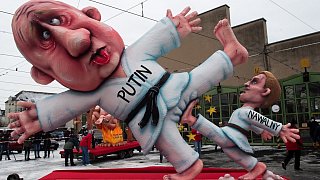 Trauriger Rosenmontag - Motto-Wagen in Düsseldorf