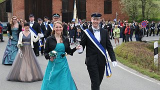 Warburg: Die Warburger Schützen und Regenten feiern beim Stadtschützenfest in Calenberg ihr Stadtschützenkönigspaar Rainer und Bärbel Schnückel