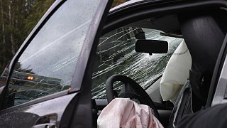 Pkw fährt bei Gütersloh in Absicherungsanhänger der Autobahnmeisterei