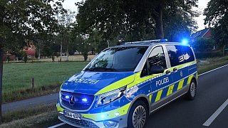 Auto überschlägt sich an Avenwedder Straße im Graben