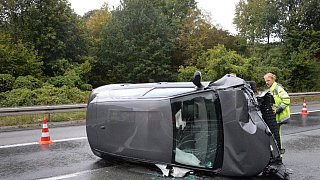 Pkw fährt bei Gütersloh in Absicherungsanhänger der Autobahnmeisterei