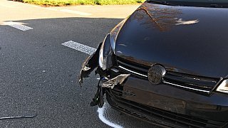 Auto überschlägt sich nach Zusammenstoß - drei Verletzte