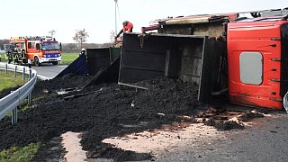 Lkw kippt auf der Autobahn 2 um
