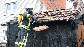 Gartenhaus steht in Flammen - etliche Notrufe bei der Feuerwehr