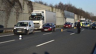 Pkw geht nach Auffahrunfall auf der A2 bei Rheda-Wiedenbrück in Flammen auf