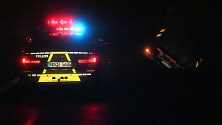 Lkw kommt in Stukenbrock von der A33 ab