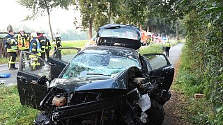 Autofahrerin wird bei Unfall eingeklemmt